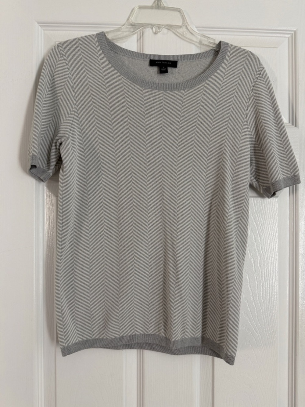Ann Taylor Light Gray Chevron Short Sleeve Knit Top